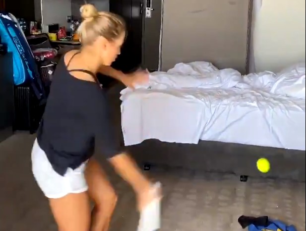 Jucătorii izolați la Australian Open se antrenează în camerele de hotel și fac haz de necaz: "Nu e tocmai suprafața potrivită"