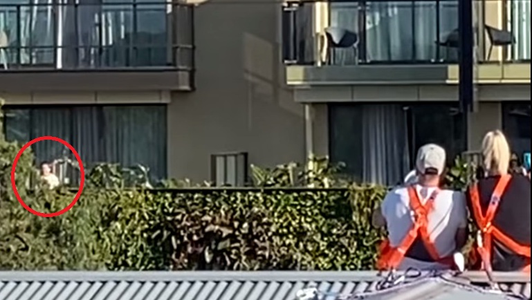 Cu cine s-a trezit Simona Halep la balcon, în Australia. Campioana noastră e singura care a ieşit să le vorbească "vecinilor"