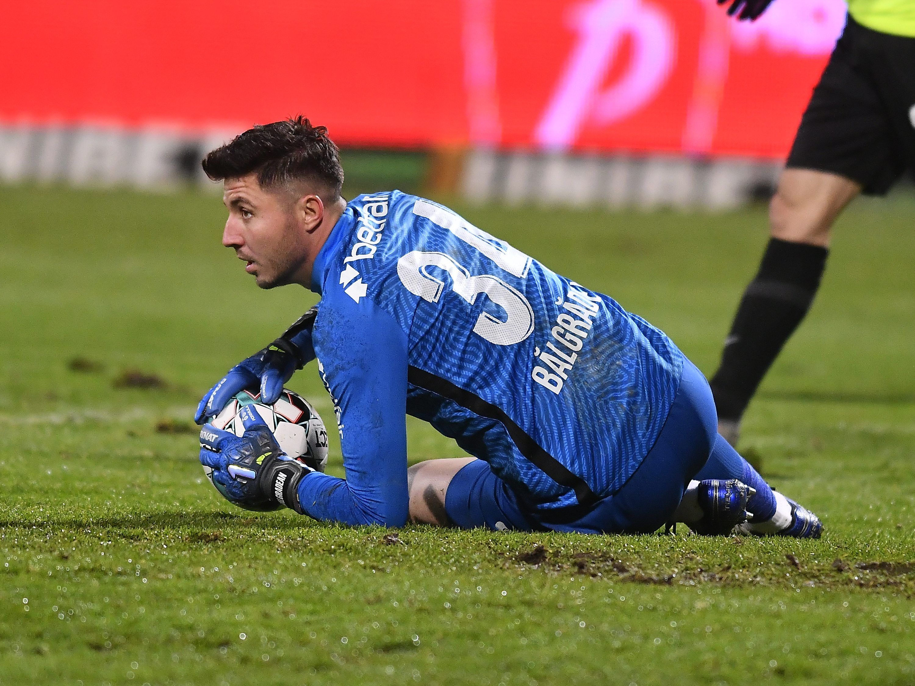 Lovitură pentru CFR Cluj! Cât va absenta Cristi Bălgrădean, accidentat cu Sepsi: ”Simțeam că se rupe mușchiul”