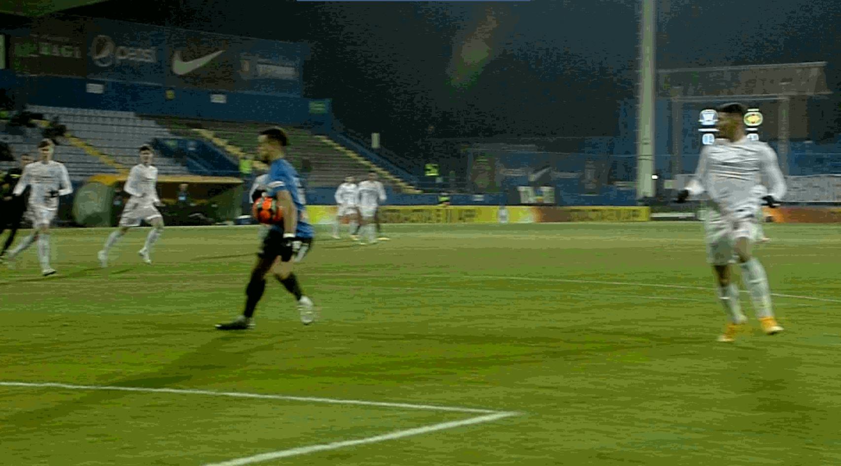 FCSB a cerut un penalty în startul meciului cu Viitorul, la un presupus henț al lui Dussaut! Ce arată reluările