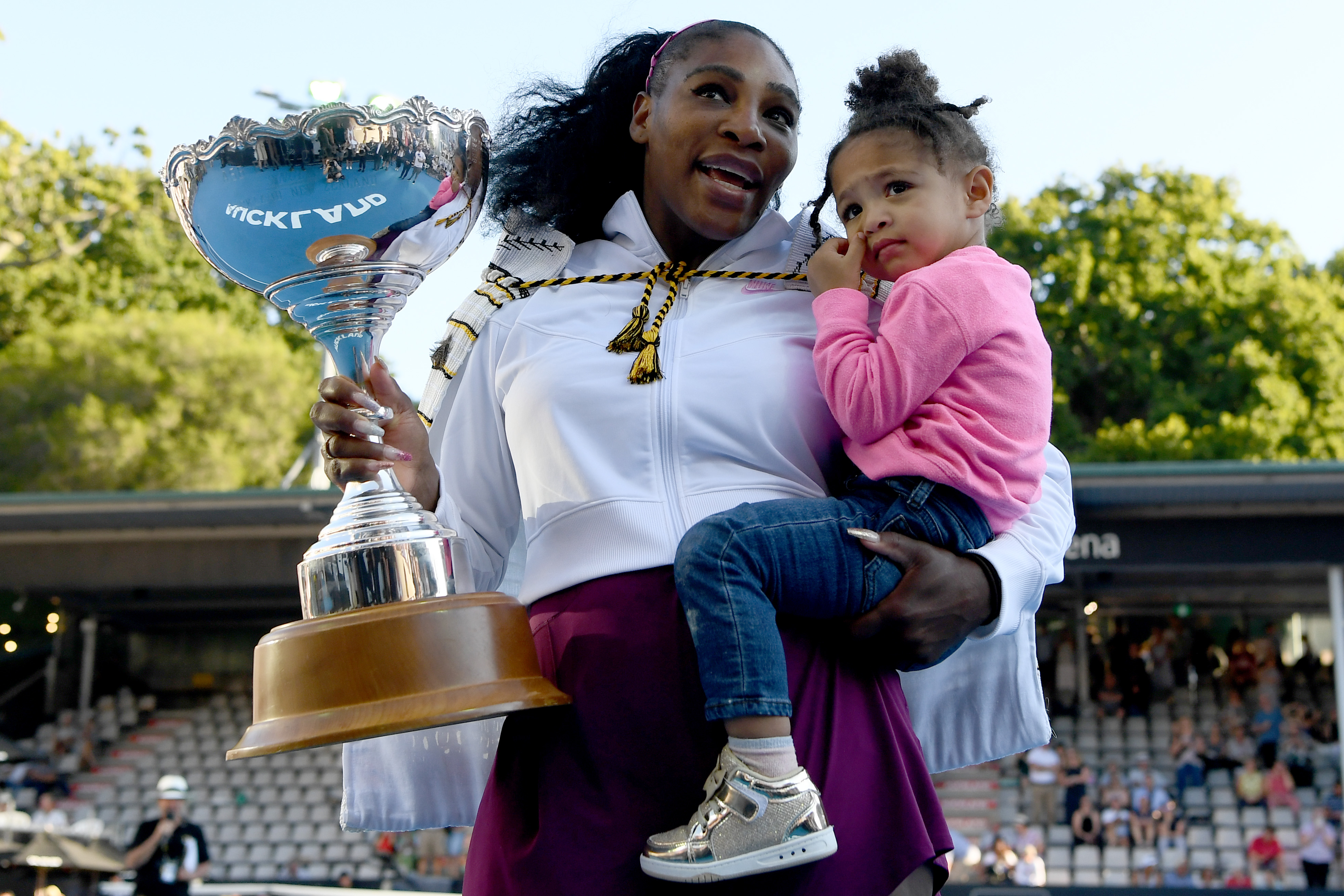 Superb! La doar 3 ani, fetița Serenei Williams își exersează reverul