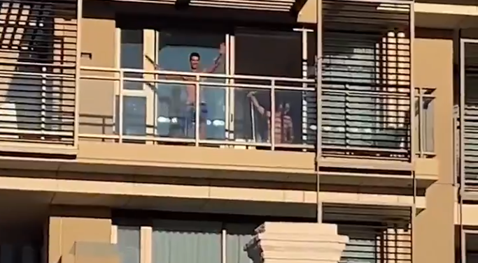 Novak Djokovic nu se plictisește în carantină! Liderul mondial, dans pe balcon după ”vizita” fanilor