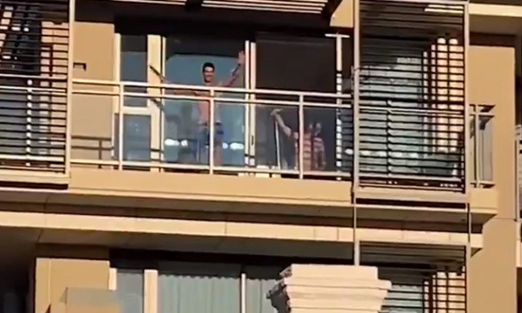 Novak Djokovic, la balconul camerei de hotel în care petrece carantina / Foto: Captură Twitter@9NewsAdel