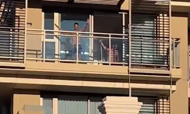 Novak Djokovic, la balconul camerei de hotel în care petrece carantina / Foto: Captură Twitter@9NewsAdel