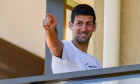 Novak Djokovic, la balconul camerei de hotel în care petrece carantina / Foto: Profimedia