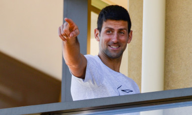 Novak Djokovic, la balconul camerei de hotel în care petrece carantina / Foto: Profimedia