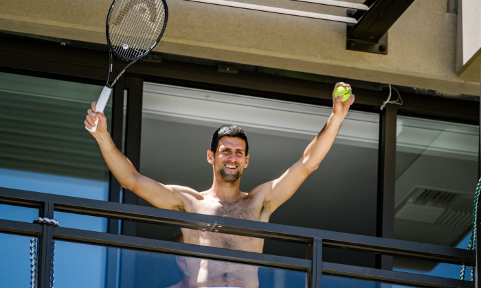 Novak Djokovic, la balconul camerei de hotel în care petrece carantina / Foto: Profimedia