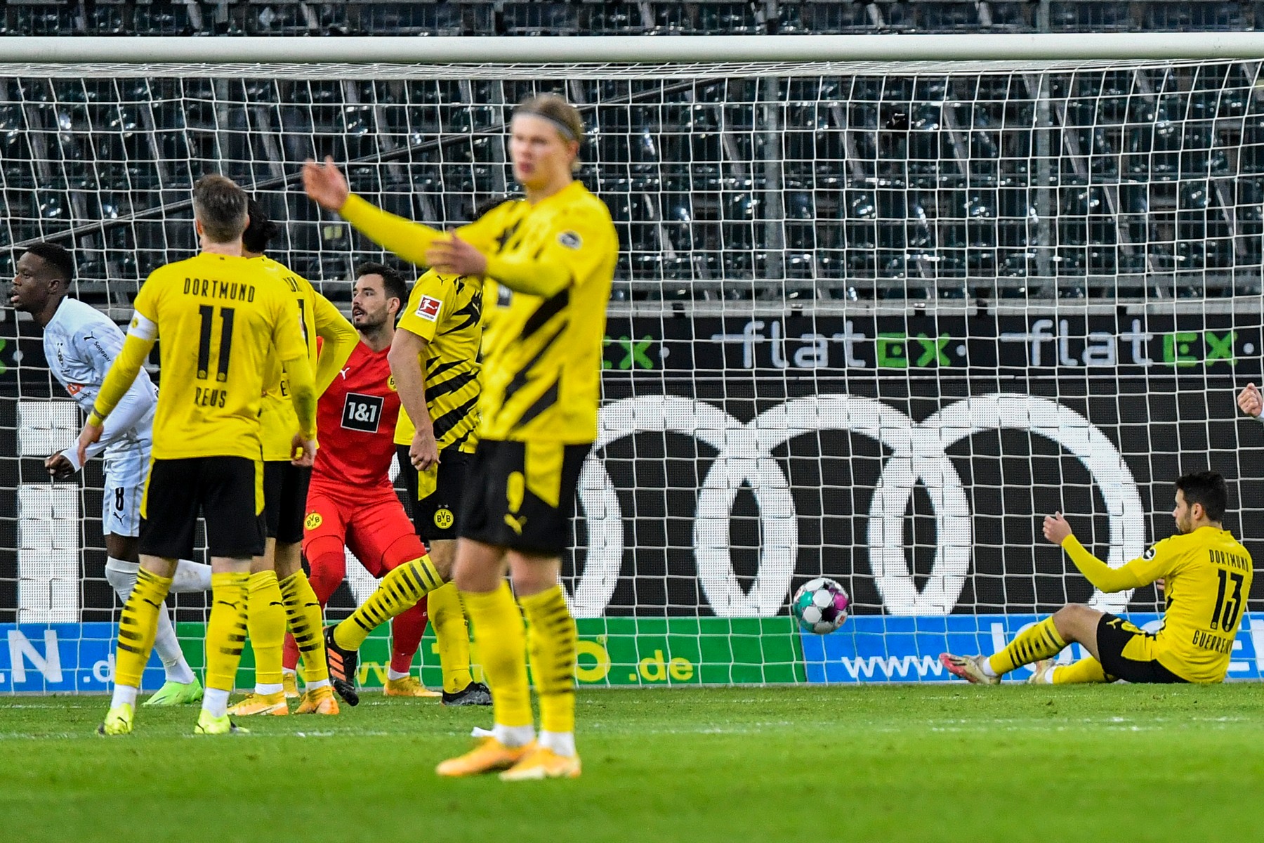 Borussia Monchengladbach - Borussia Dortmund 4-2. Dubla lui Haaland, anulată de gazde, care urcă în top 4