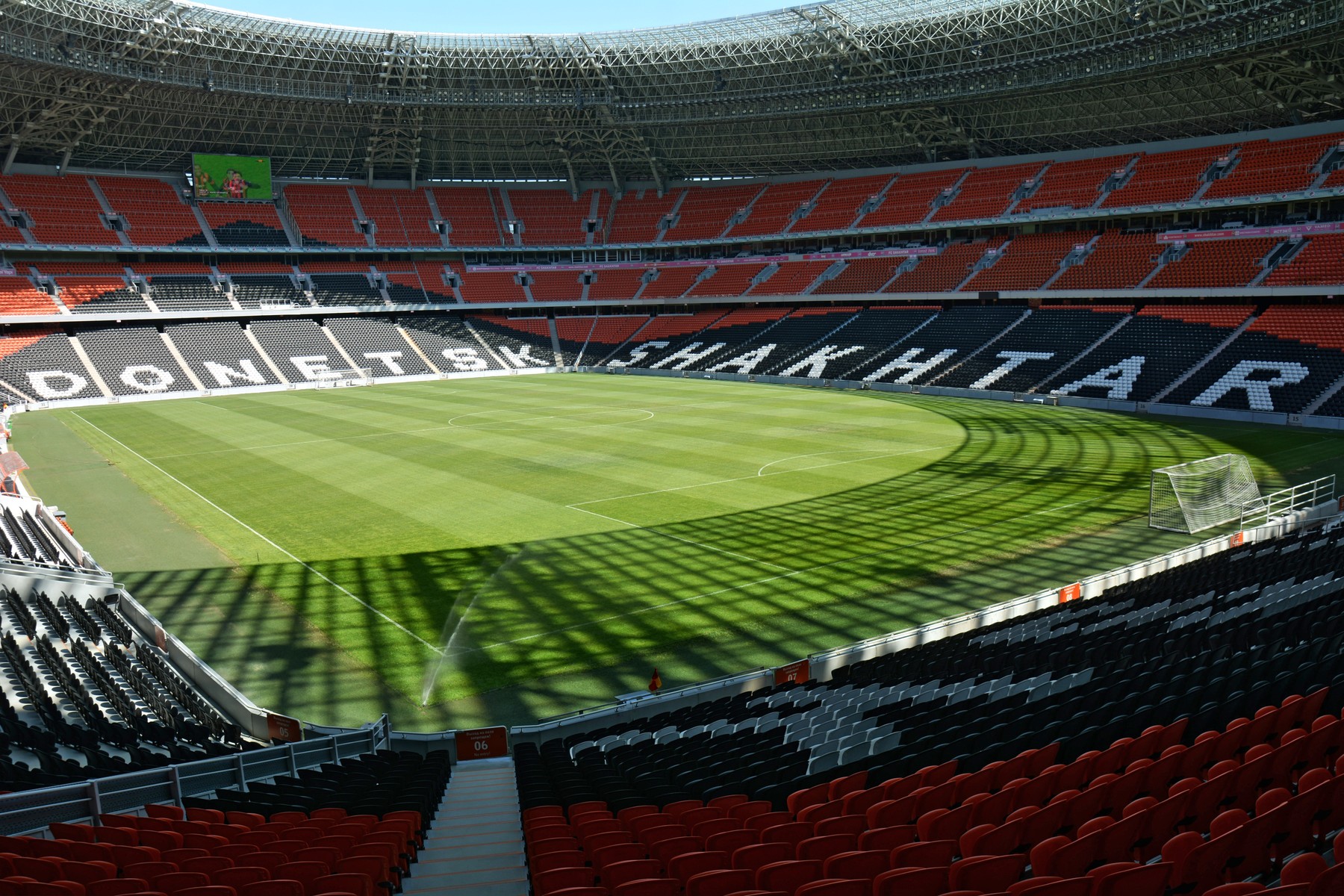 Cum arată acum Donbass Arena, stadionul de 400 milioane € abandonat de Șahtior după bombardamentele din 2014
