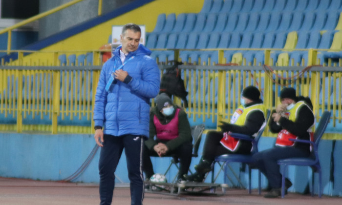 Daniel Pancu, antrenorul lui Poli Iași, în timpul meciului de la Mediaș / Foto: Sport Pictures
