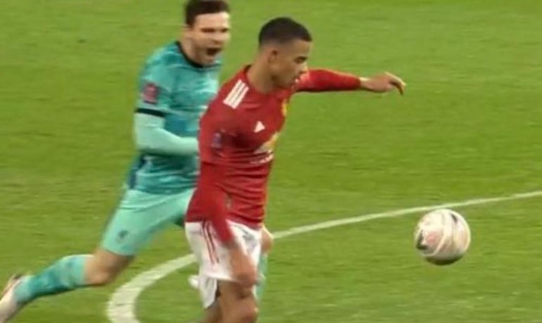 Fază de "curtea școlii" la Manchester United - Liverpool! Cum a încercat Robertson să-l împiedice pe Greenwood să înscrie