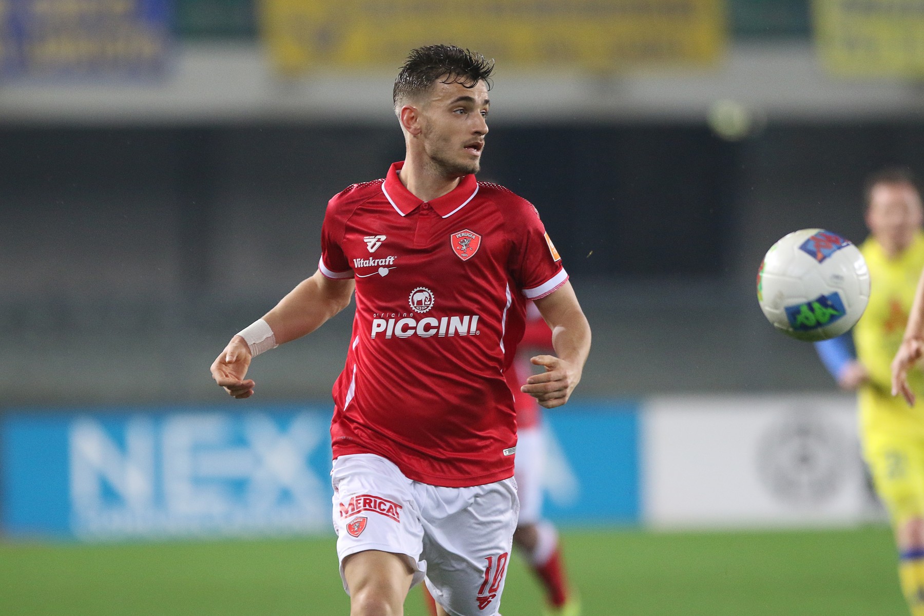 Pas înainte pentru Vlad Dragomir! Mijlocașul crescut de Arsenal lasă Perugia pentru o echipă de Serie B