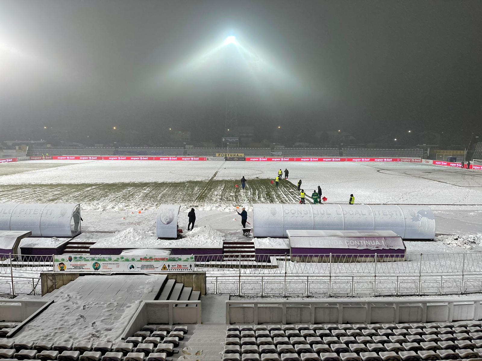 FCSB va înfrunta FC Argeș pe un teren acoperit de zăpadă! Cum arată gazonul