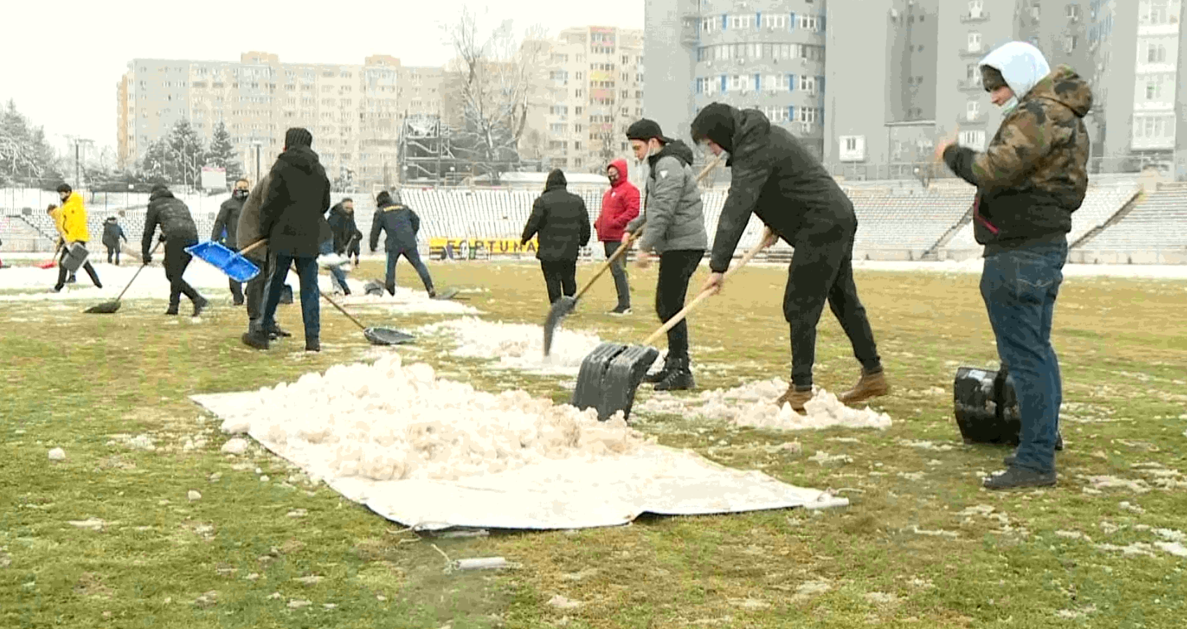 Dinamo, din nou salvată de suporteri! Terenul din ”Ștefan cel Mare” a fost deszăpezit în timp record