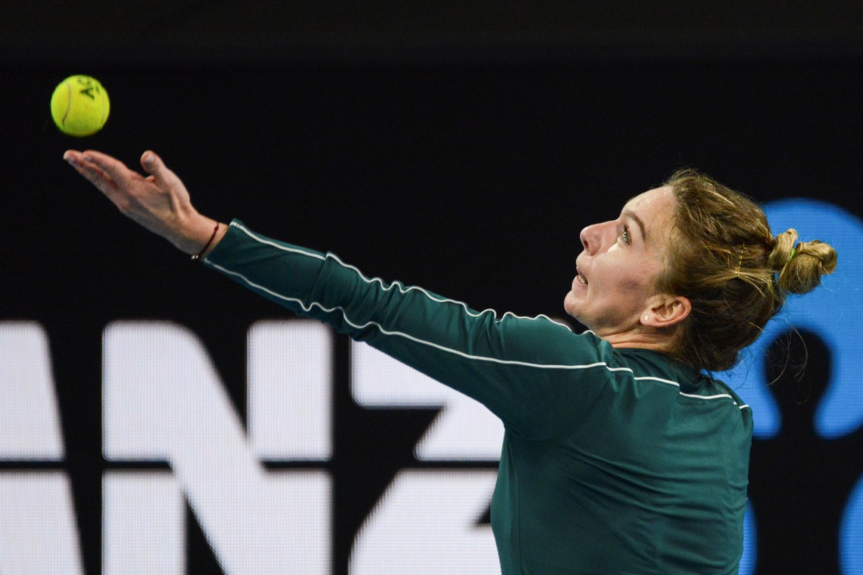 Cum arată noul echipament al Simonei Halep şi gestul făcut când a păşit prima dată pe teren în 2021