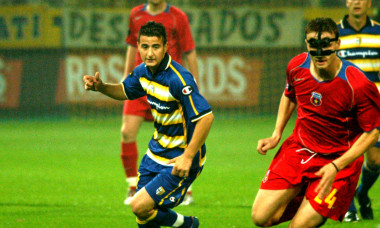 Ianis Zicu, în duel cu Sorin Ghionea, în meciul Parma - FCSB, din 2004 / Foto: Sport Pictures