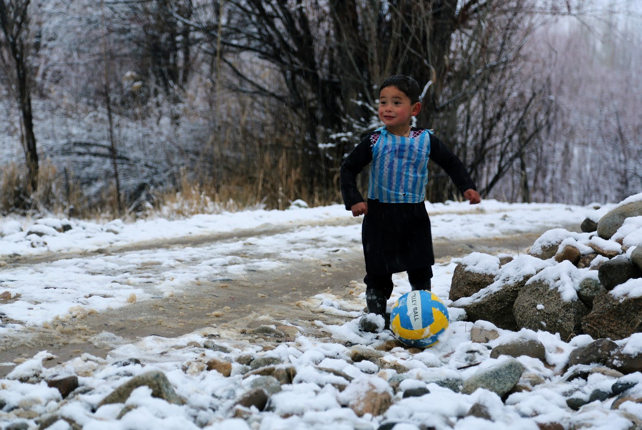 ”Vă rog, salvați-mă!”. Apelul disperat al copilului afgan devenit viral după ce a îmbrăcat o pungă pe care a scris Messi