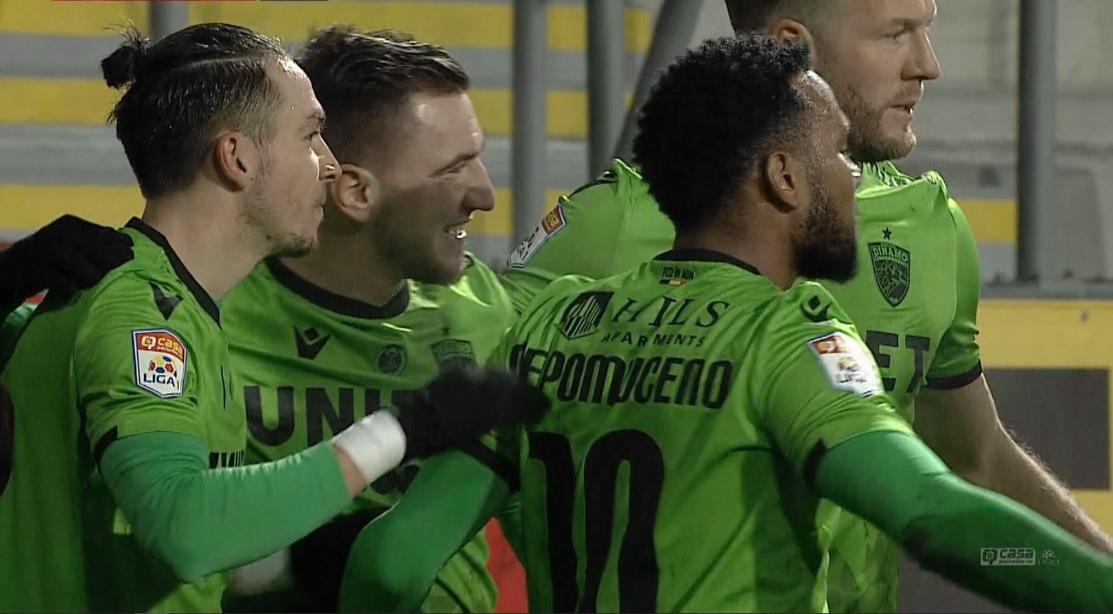 UTA Arad - Dinamo 0-1. "Câinii" au câștigat din penalty și au mai vrut unul. Arădenii acuză și ei neacordarea unui 11 metri