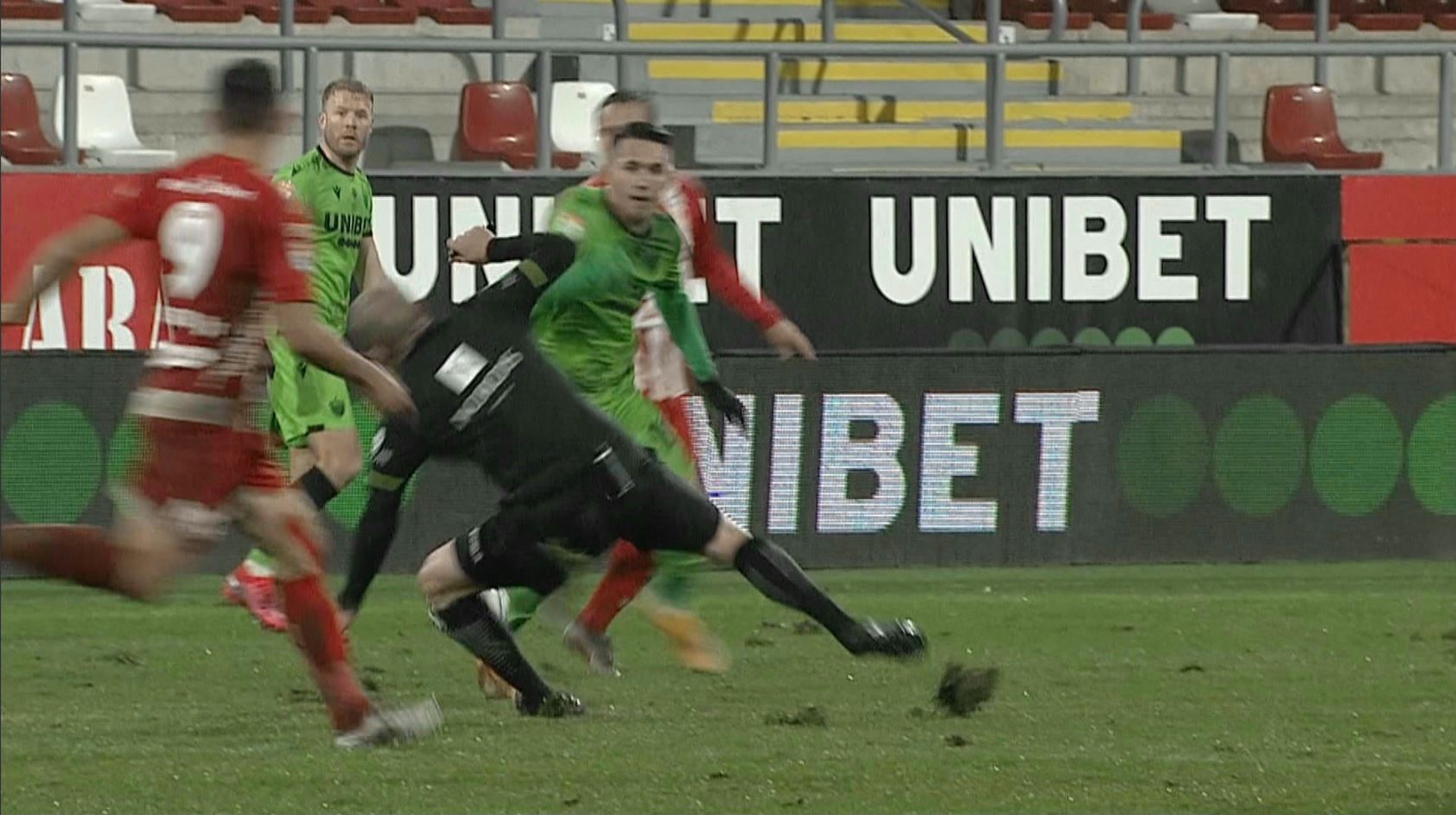 Faza zilei la UTA Arad - Dinamo. Arbitrul a deposedat un jucător al oaspeților și a fost aproape să-l accidenteze