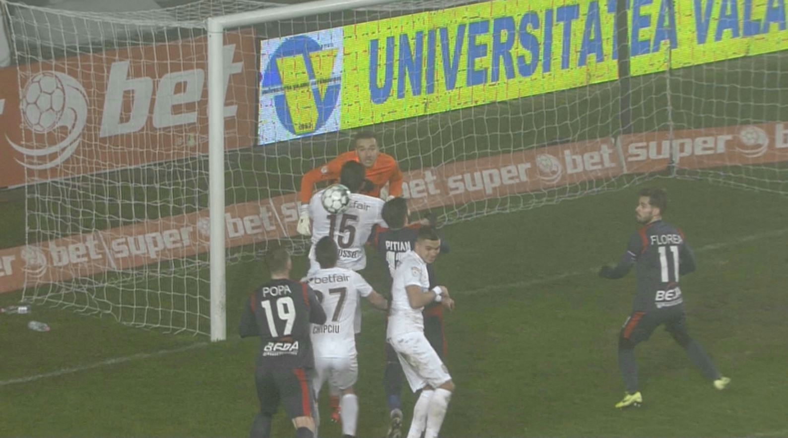 "Mare cot în cap ce-mi dă! Și nu e penalty". Ce le-a spus arbitrul jucătorilor Chindiei la meciul cu CFR Cluj