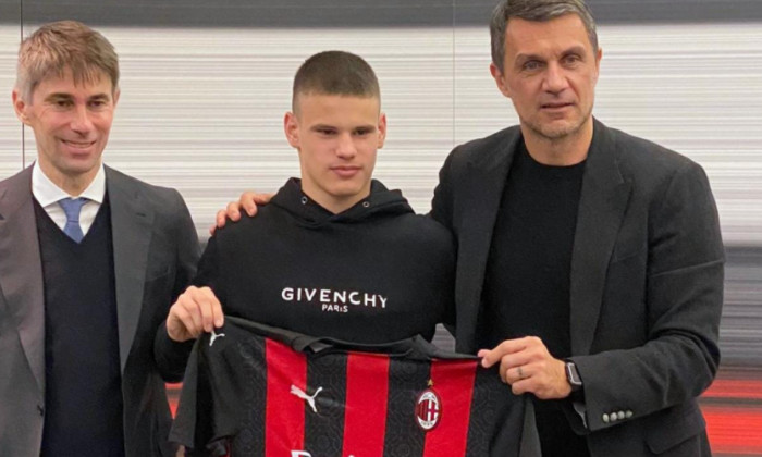 Milos Kerkez, la prezentarea oficială la AC Milan / Foto: Twitter@RibaltaRossoner