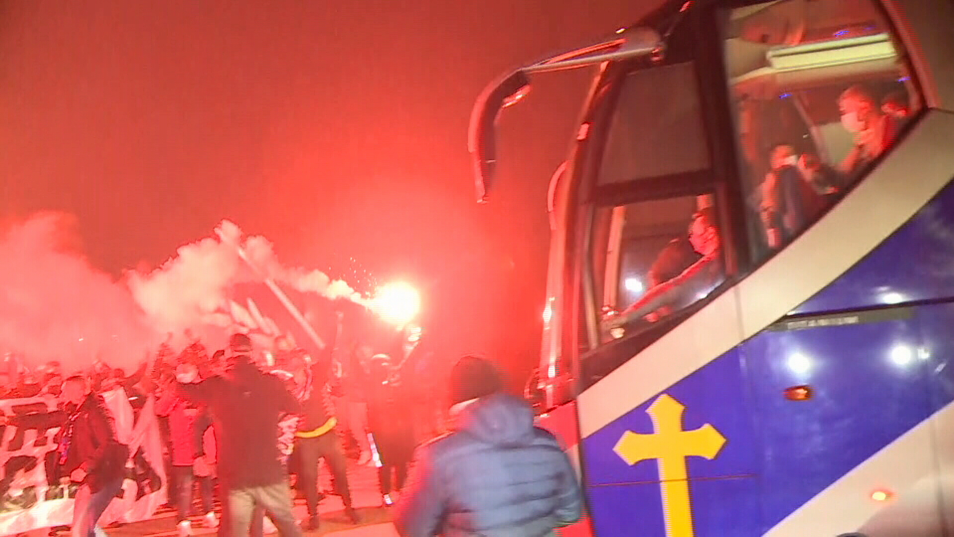 Jucătorii lui FCSB, întâmpinați de suporteri înaintea derby-ului cu Dinamo! Florin Tănase a fost șef de galerie