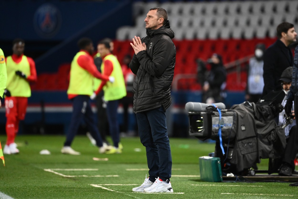 În timp ce echipa sa era învinsă de PSG, casa antrenorului lui Nimes a fost prădată de hoți, iar fiul său, amenințat cu cuțitul