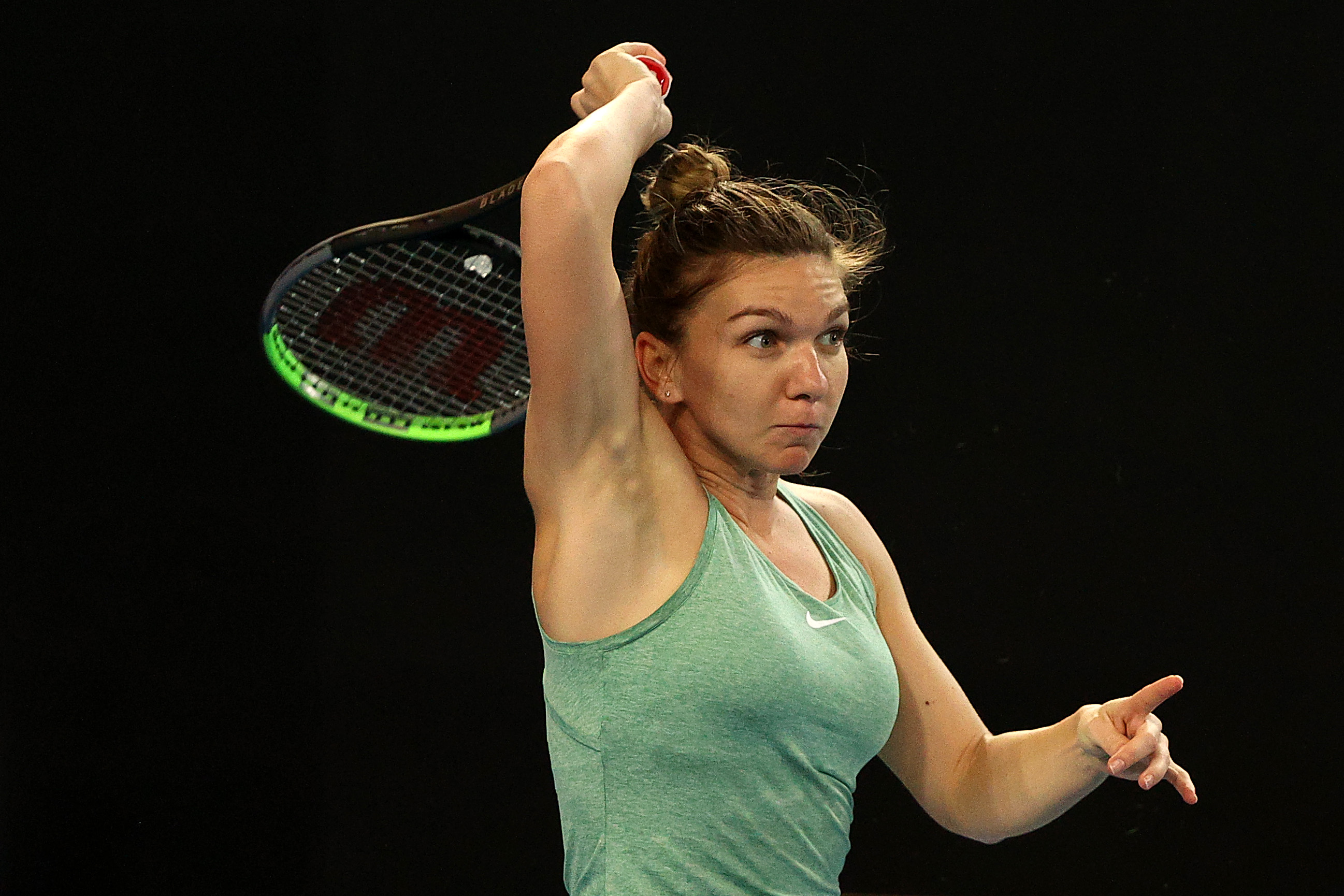 Simona Halep - Ekaterina Alexandrova 2-6, 1-6. Românca începuse perfect meciul, dar o accidentare a eliminat-o