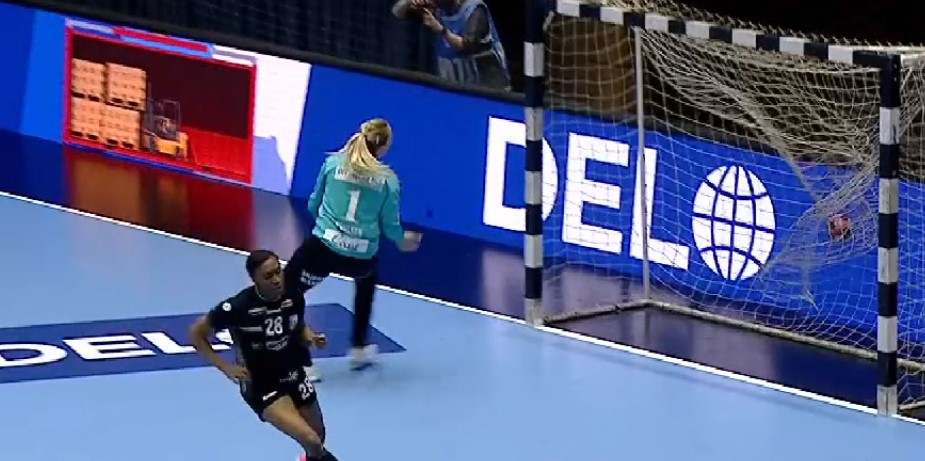 CSM București - Esbjerg 28-26. "Tigroaicele" s-au impus cu emoții, după ce au condus și cu șapte goluri diferență