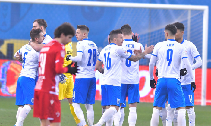 Dan Nistor, alături de coechiperii de la Craiova în meciul cu Dinamo / Foto: Sport Pictures