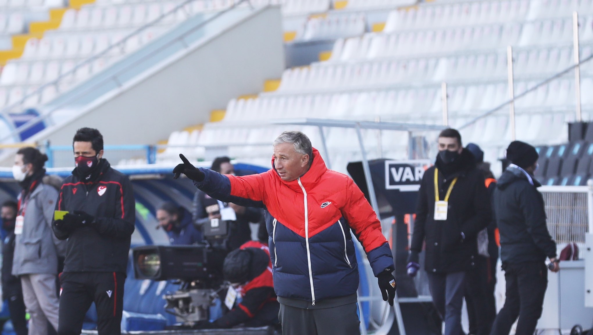 Erzurum BB - Kayserispor 1-1. Gazdele au jucat aproape o oră în zece oameni. Petrescu a egalat campioana Bașakșehir