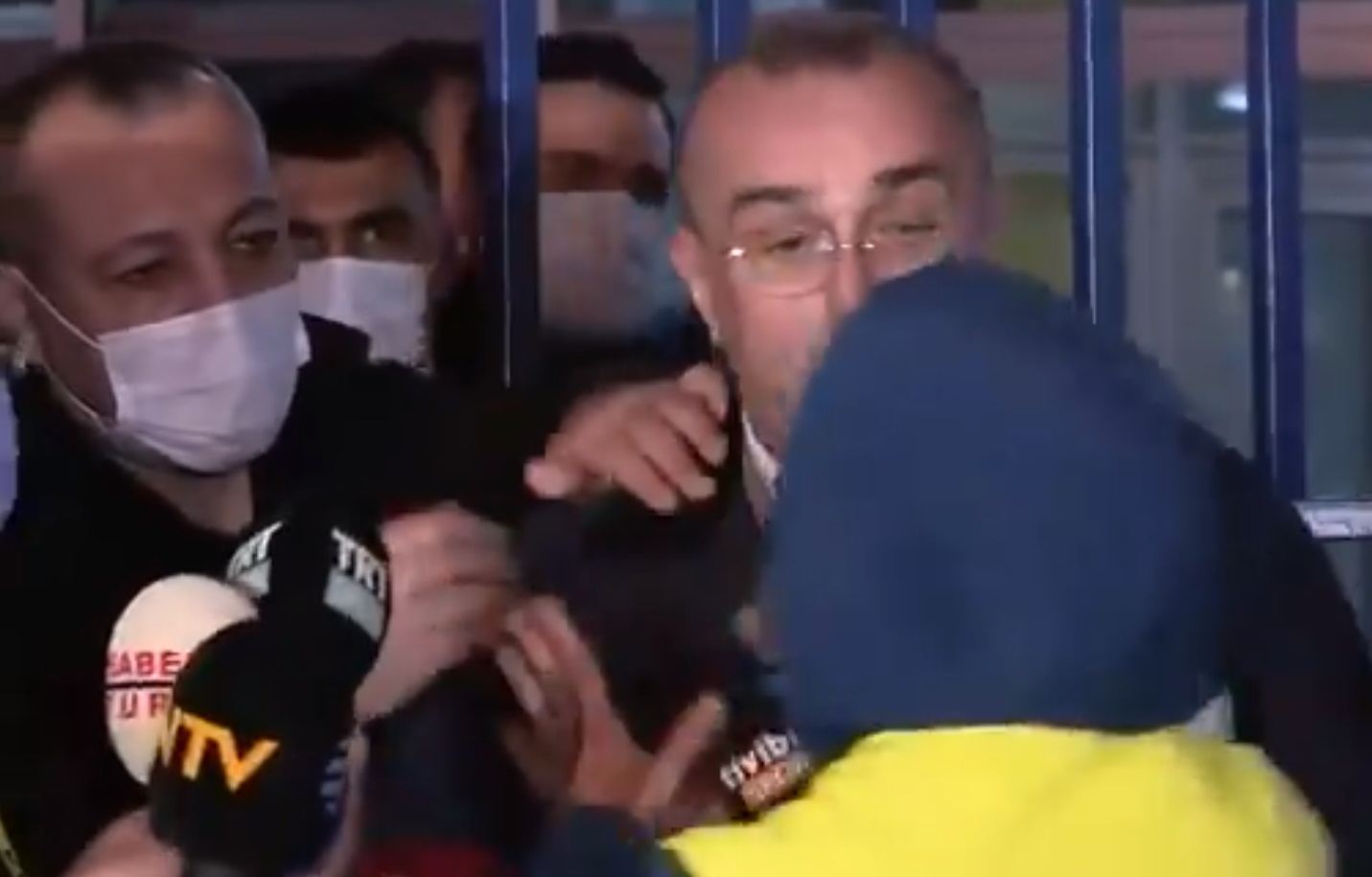 Oficial de la Galatasaray, atacat în direct de un fan al rivalei Fenerbahce, imediat după derby. Cum s-a terminat totul