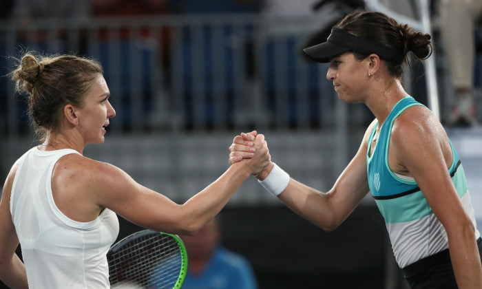 Simona Halep și Ajla Tomljanovic, după ultima confruntare directă, din 2020, de la Adelaide / Foto: Getty Images