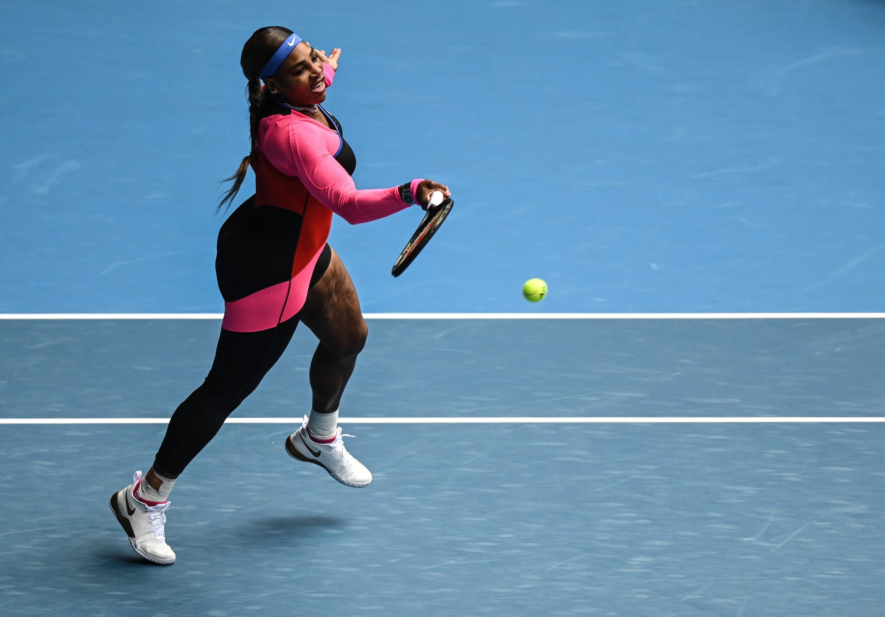 S-a aflat motivul pentru care Serena Williams s-a îmbrăcat în negru, roz și roșu la Australian Open