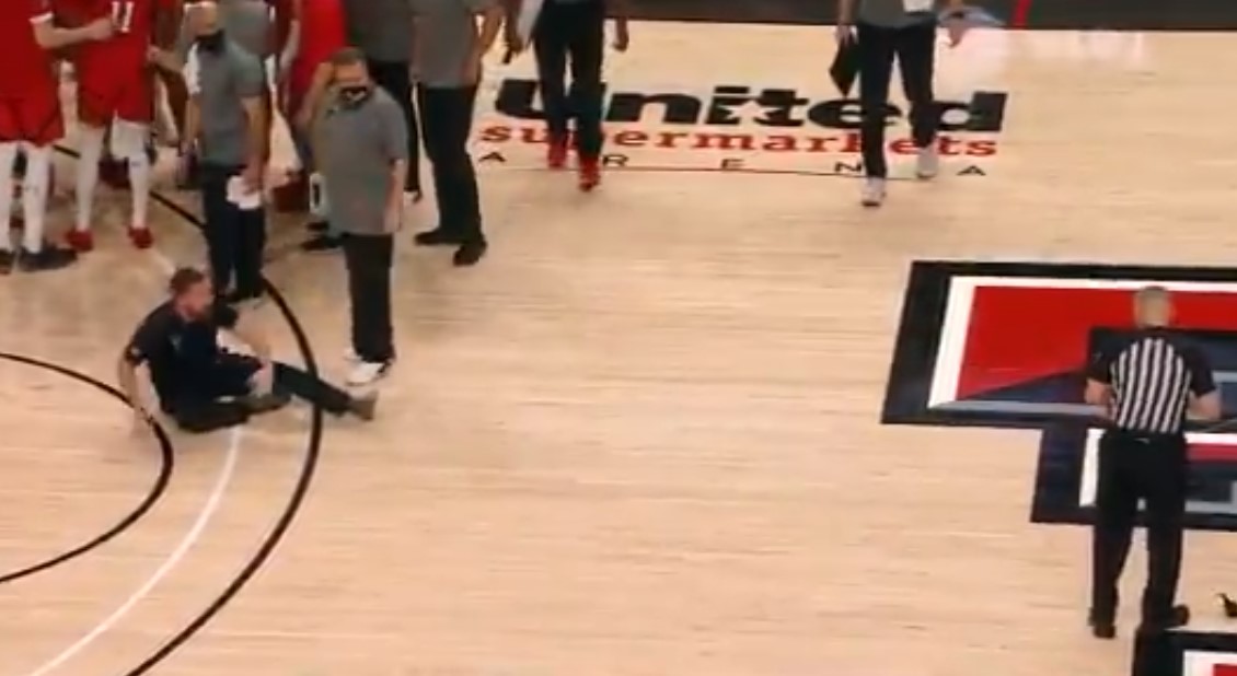 Imagini virale din baschetul american! Un antrenor le-a adresat cuvinte grele arbitrilor și s-a tăvălit pe teren