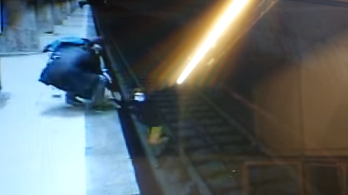 Cine e eroul cu tată faimos care a salvat-o ”într-o fracțiune de secundă” pe adolescenta cu depresie, la metroul din București