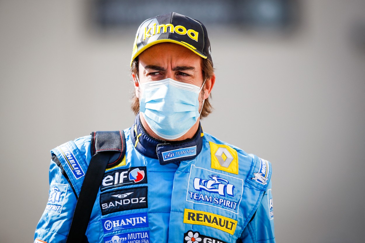 Fernando Alonso, lovit de maşină în timp ce mergea pe bicicletă. Pilotul a fost supus unei intervenţii chirurgicale