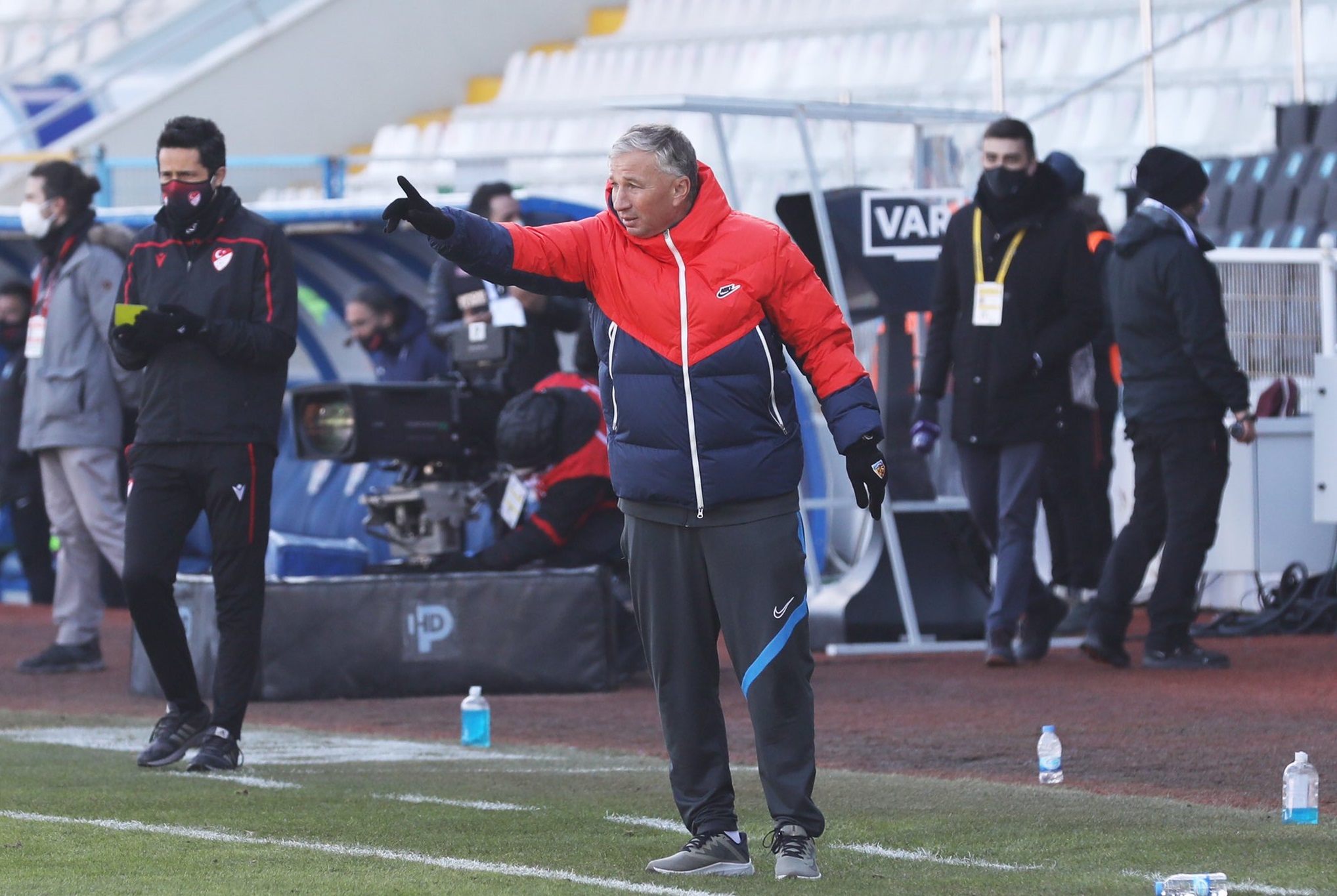 Kayserispor - Ankaragucu 0-0. Echipa lui Dan Petrescu a jucat din minutul 26 cu un om în plus, dar nu a putut marca
