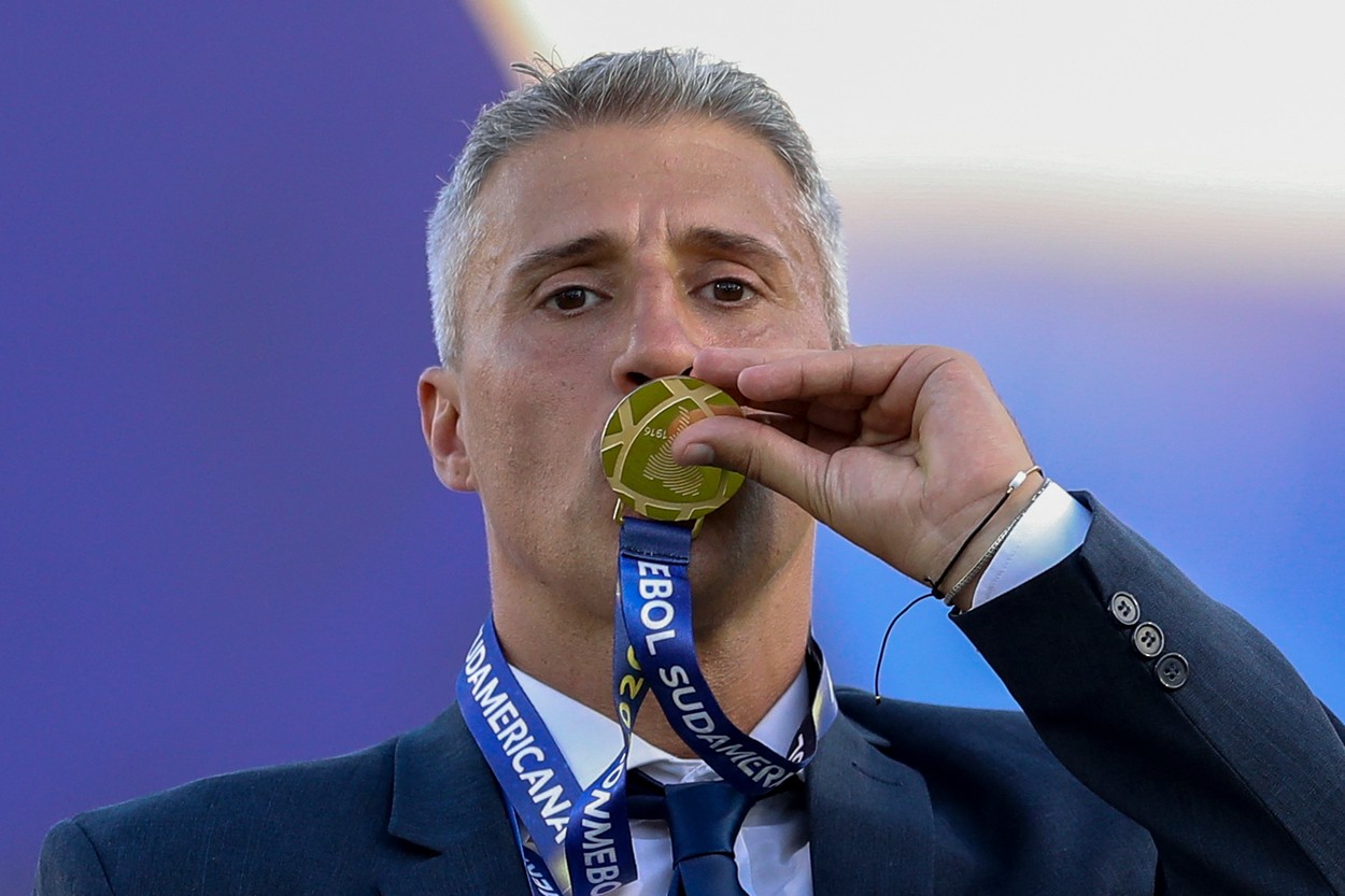 Hernan Crespo a semnat şi va fi antrenorul lui Dani Alves