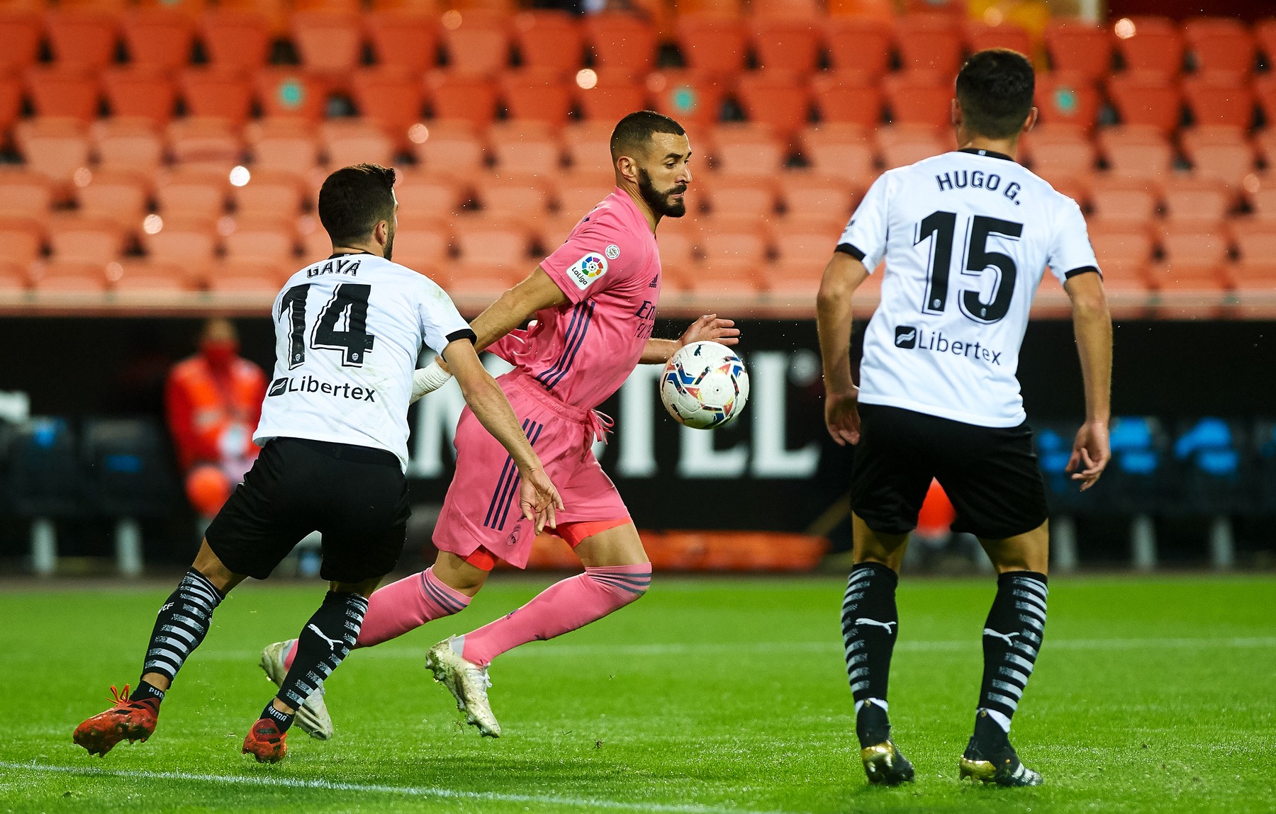 Real Madrid - Valencia 1-0, ACUM, pe Digi Sport 1. Benzema deschide scorul cu un șut perfect plasat