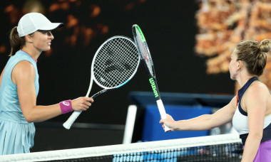 Iga Swiatek și Simona Halep, după meciul direct din optimile Australian Open 2021 / Foto: Profimedia