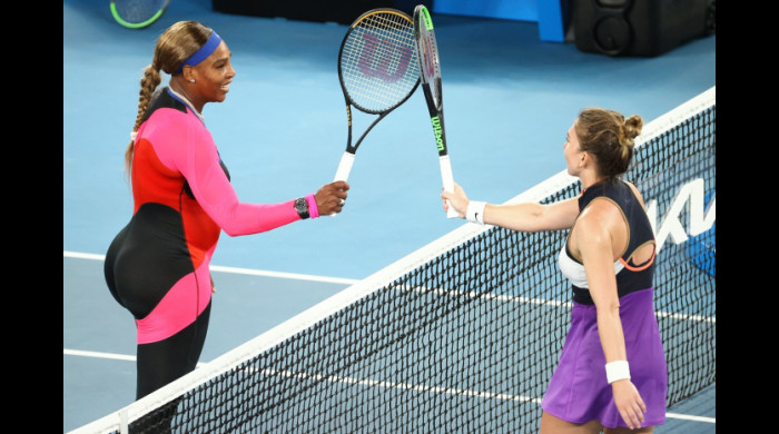 Serena Williams și Simona Halep, la finalul meciului de la A.O/ foto: Profimedia