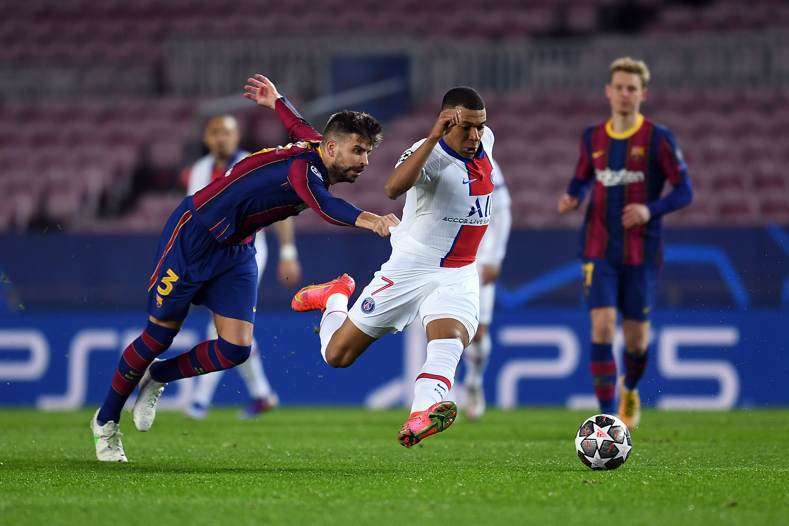Lucrurile au luat-o razna la Barcelona. Pique şi Griezmann s-au înjurat de mamă la umilinţa cu PSG