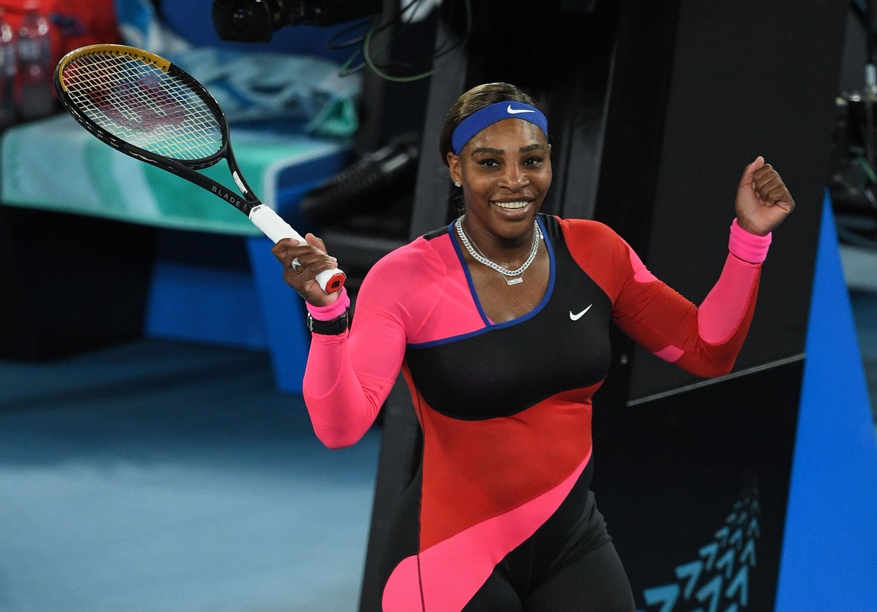Ce scrie pe plăcuţa lănţişorului purtat la gât de Serena Williams şi cât costă produsul pe site-ul de bijuterii al sportivei