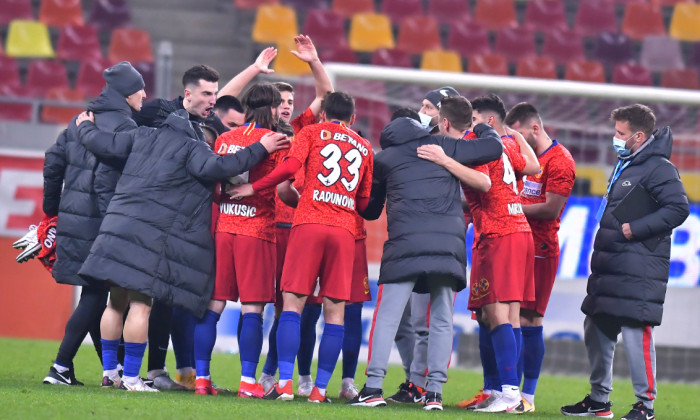 Fotbaliștii și antrenorii de la FCSB, după succesul cu Chindia / Foto: Sport Pictures