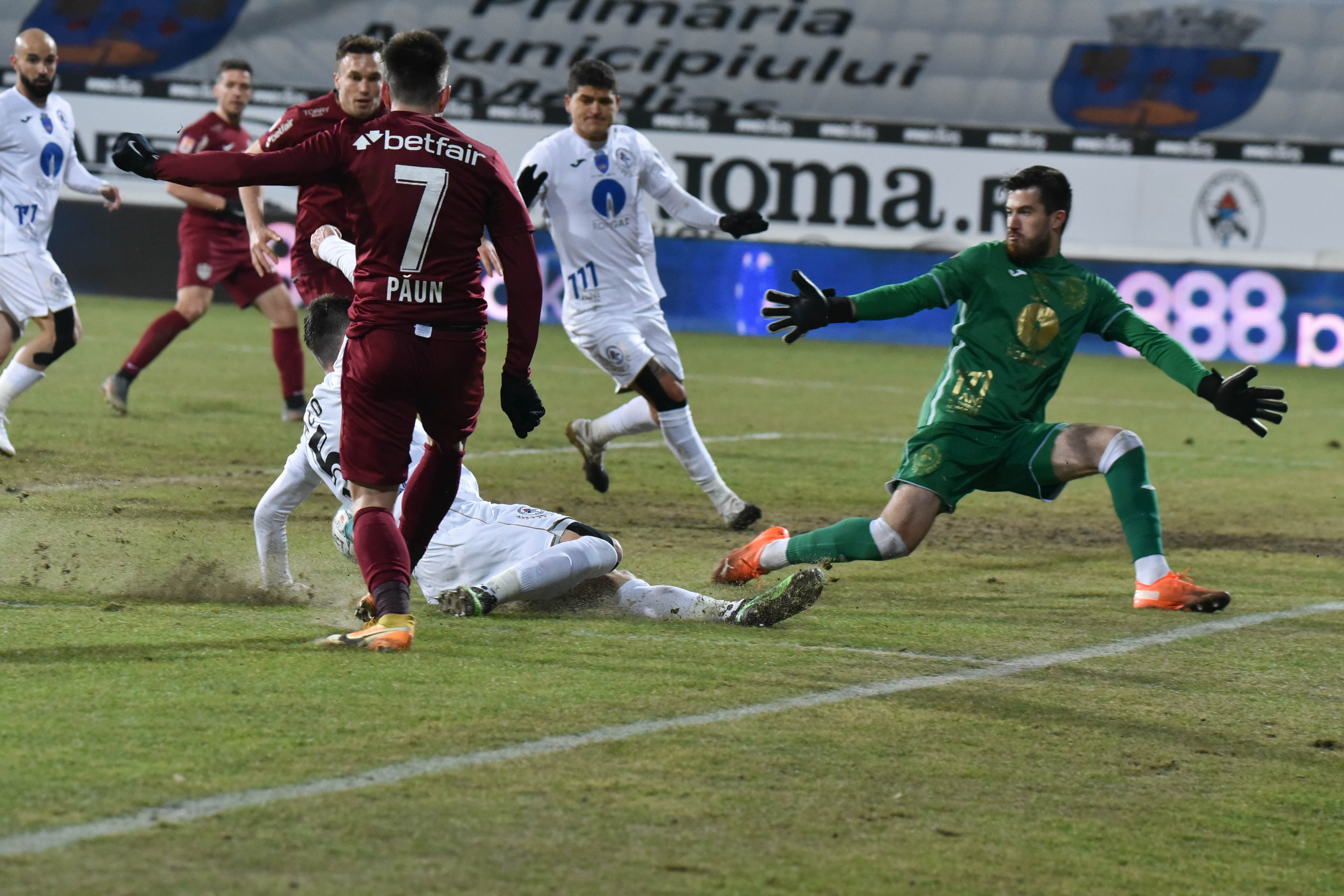 Gaz Metan Mediaș - CFR Cluj 0-1. Campioana, primul succes după 3 jocuri. Buzbuchi, omul meciului, cu parade la minut