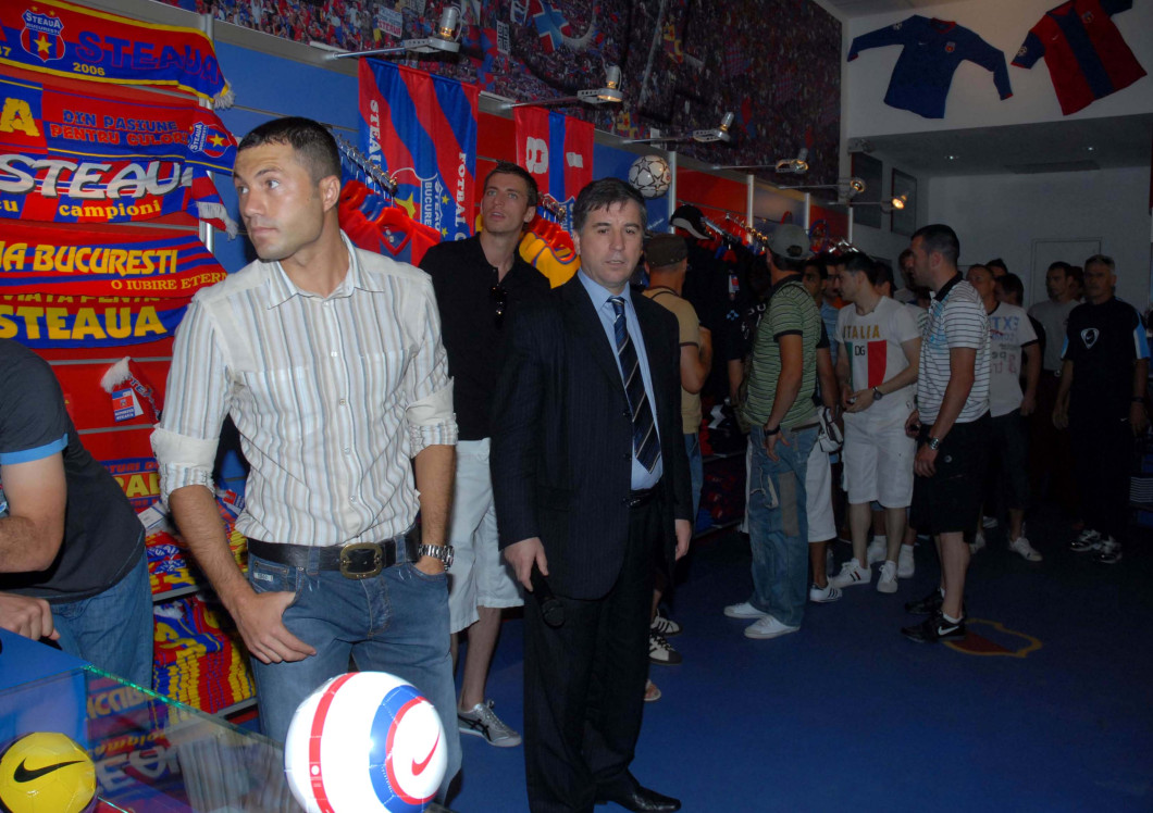 FOTBAL:DESCHIDEREA MAGAZINULUI OFICIAL SUPORTER STEAUA BUCURESTI (15.06.2007)