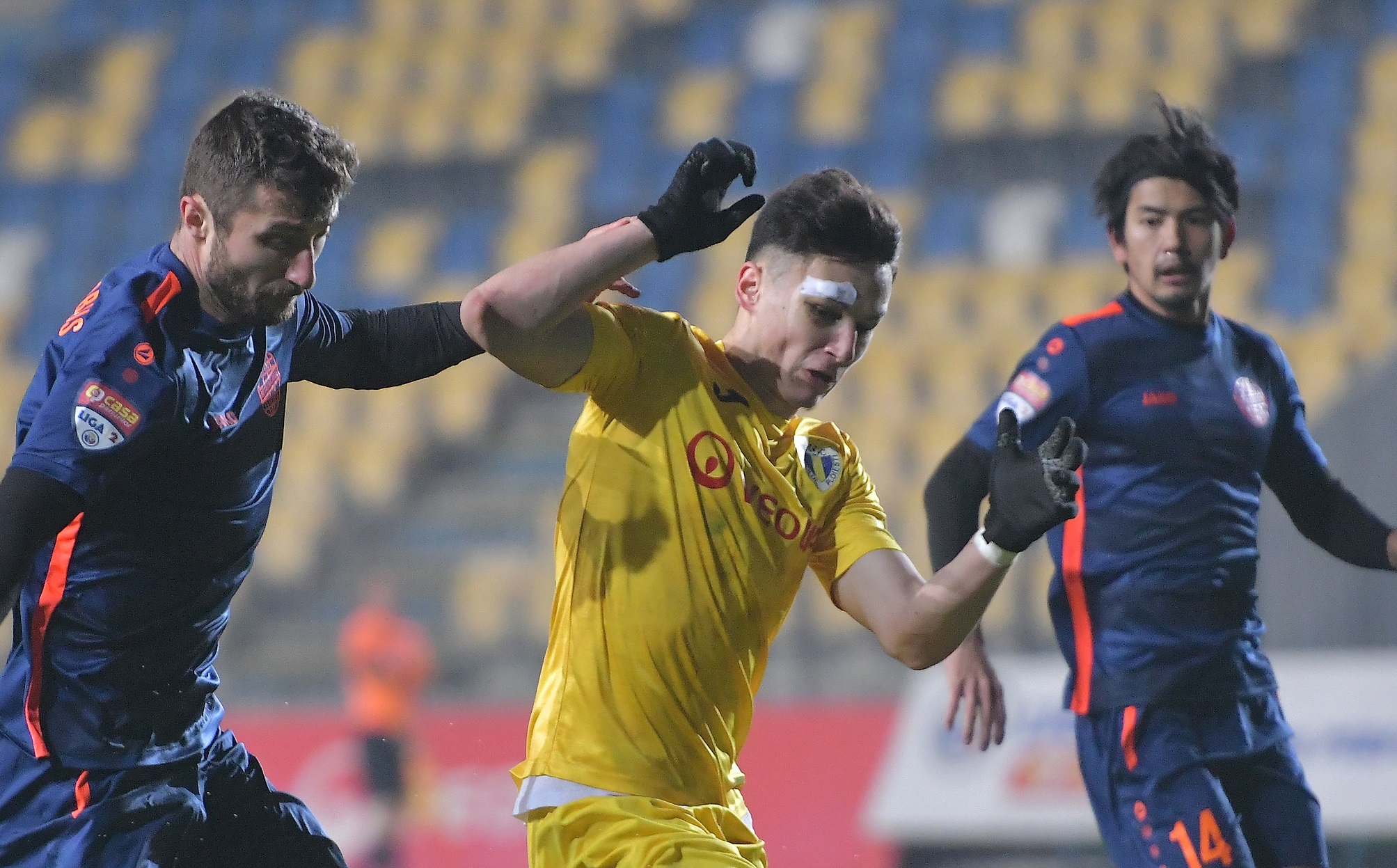 Trei fotbalişti de la Petrolul atacaţi de 10-12 oameni, în plină stradă. Constantinescu a ajuns la spital