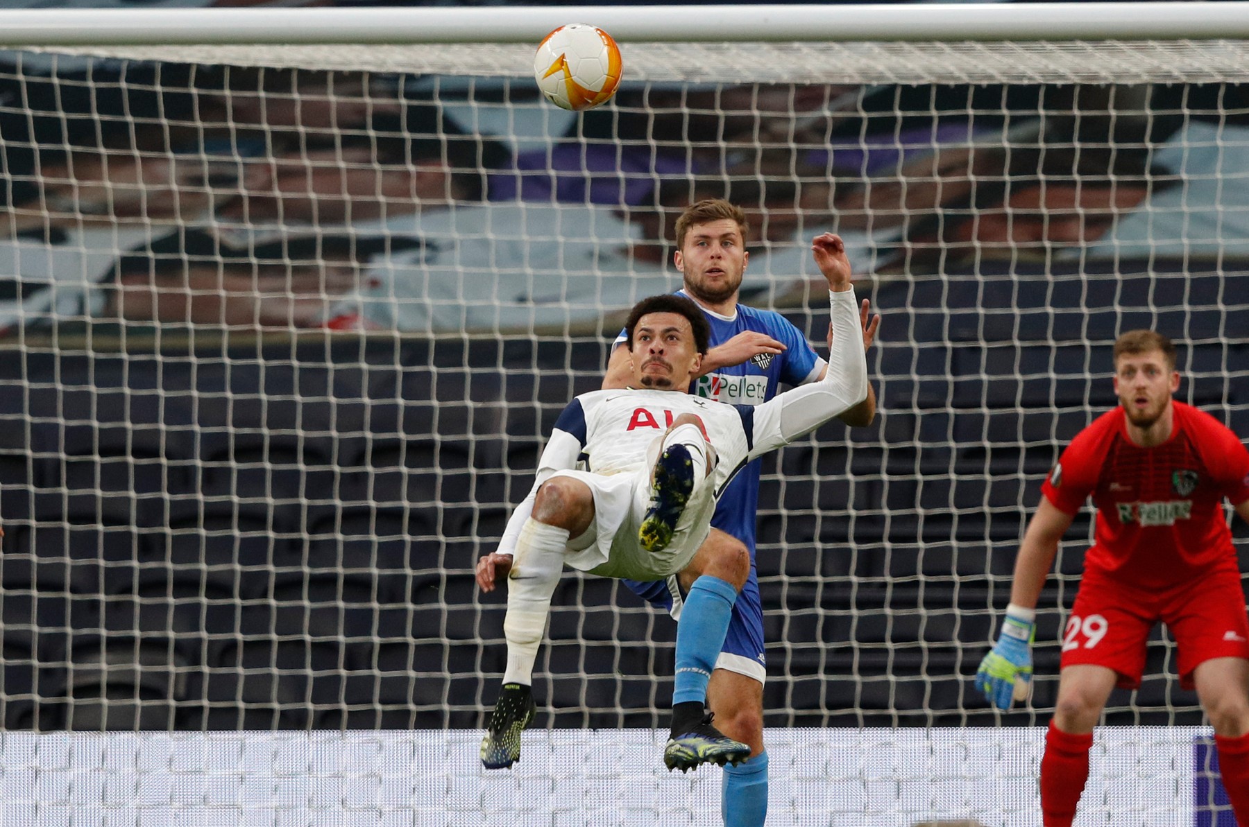 Efectul București! Dele Alli l-a copiat pe Giroud cu un gol din "foarfecă" și l-a făcut pe Mourinho să aplaude