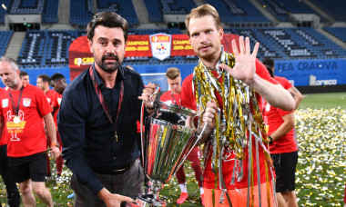 Marian Copilu, președintele CFR-ului, și Giedrius Arlauskis, după câștigarea campionatului în sezonul trecut / Foto: Sport Pictures